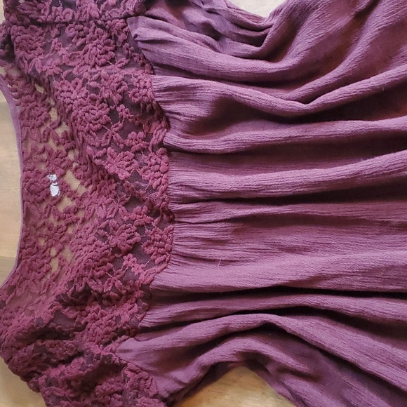 Beautiful burgundy flowy Mudd top - Picture 2 of 10
